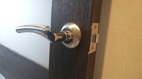 Мастер выполнил установку дверной ручки в квартире