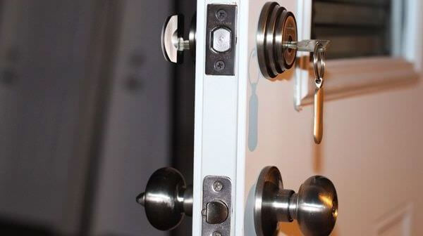 Взлом двери квартиры без повреждений Взлом двери квартиры без повреждений